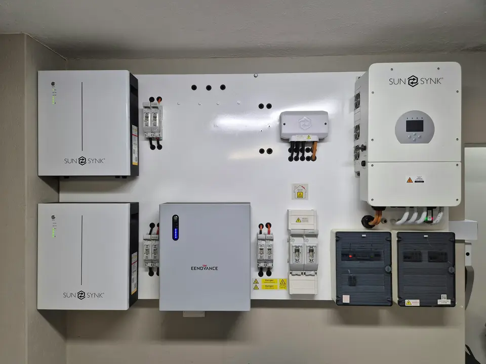 Inverter và pin lưu trữ lắp trên tường